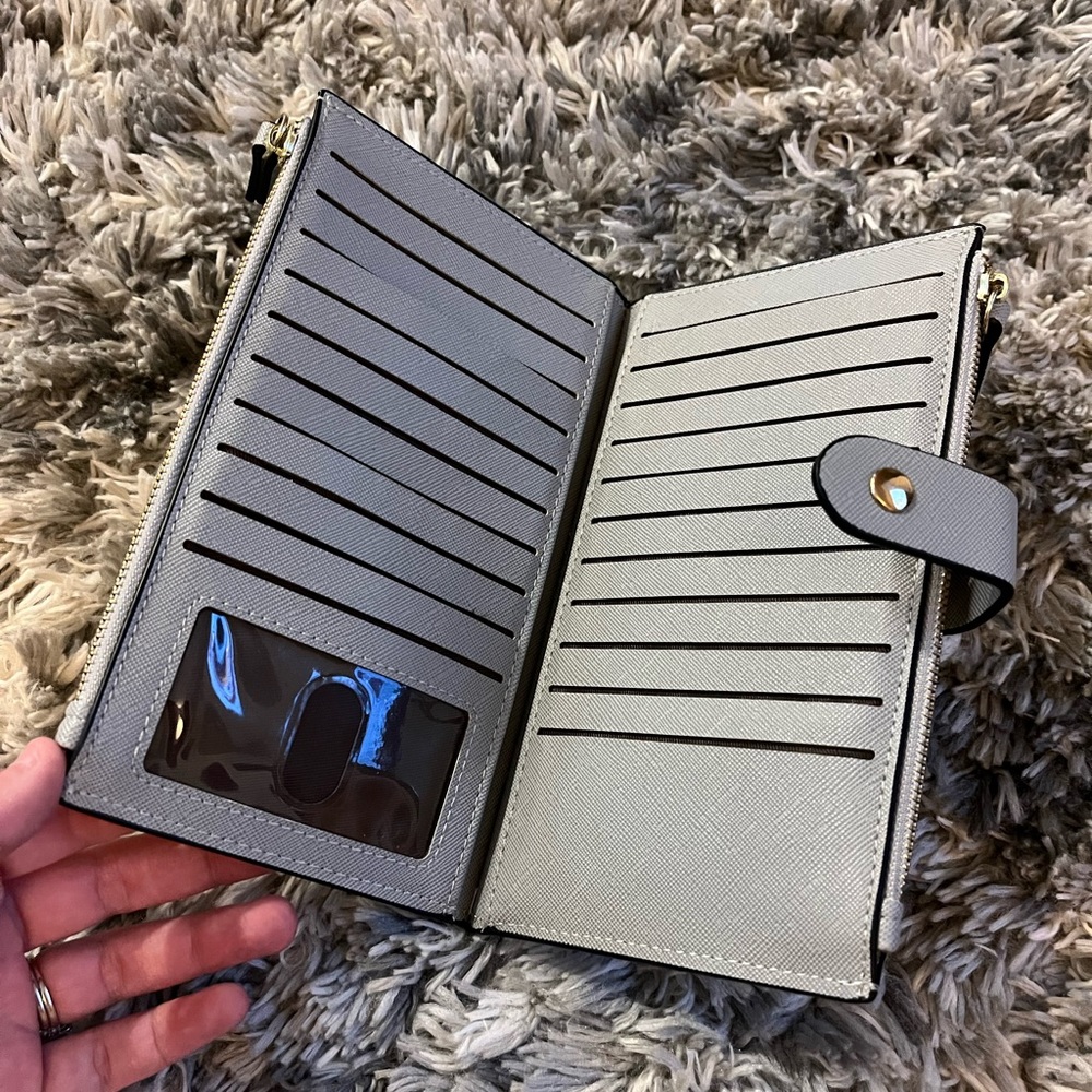 Multi Slot Wallet.